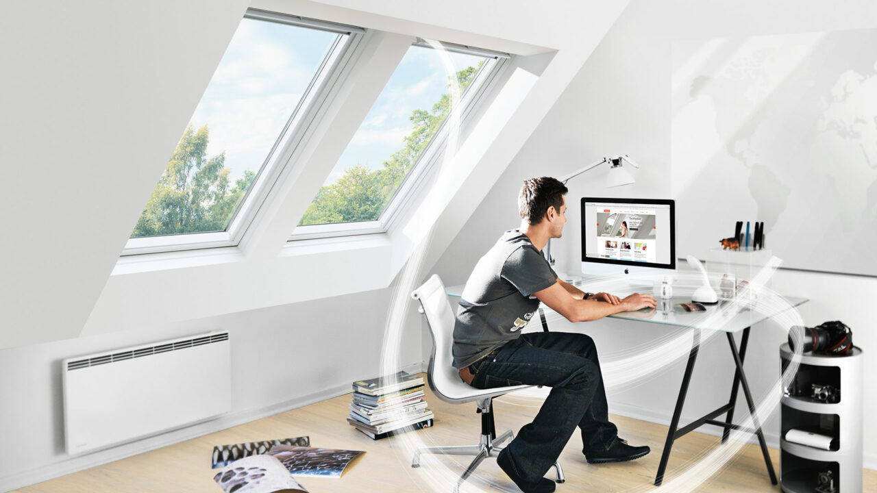 Arbeitszimmer Schwingfenster mit VELUX Balanced Ventilation